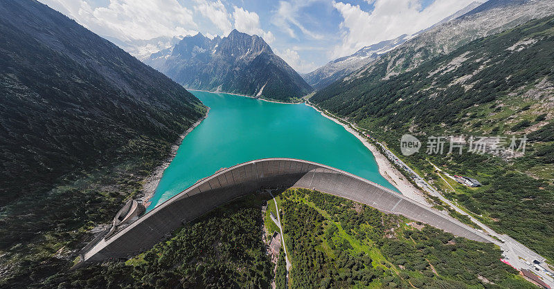 Schlegeis Stausee水库大坝的广角空中全景和全景阿尔卑斯公路在齐勒塔尔阿尔卑斯山，泰洛，奥地利。